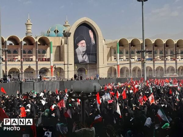حضور میلیونی مردم در مراسم بدرقه‌ امام شهید