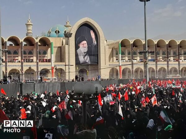 حضور میلیونی مردم در مراسم بدرقه‌ امام شهید