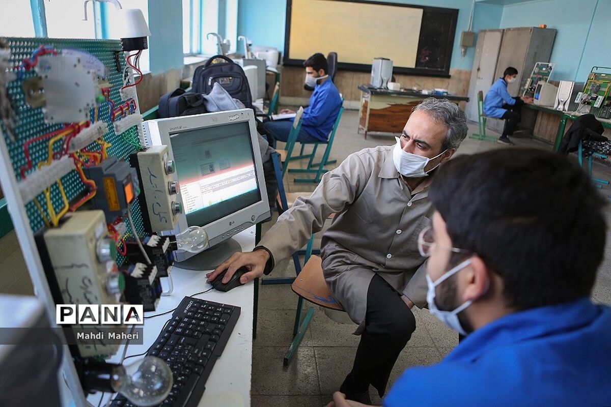 صنایع در تربیت تکنسین با آموزش‌وپرورش همکاری کنند