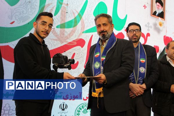 هم‌سرایی هزار نفری دانش‌آموزان یاور انقلاب در اسلامشهر