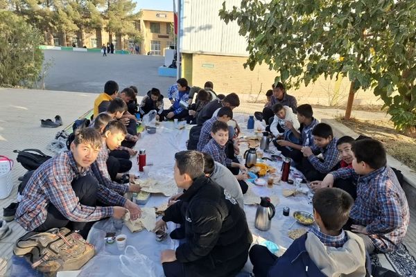 حال و هوای دانش‌آموزان دبیرستان شهید صدر کهک در یک صبح پاییزی