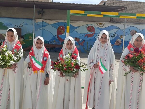 یاوران انقلاب در دبستان خدیجه کبری ابرکوه