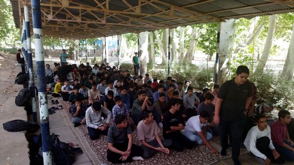 اولین نماز جماعت پایه دهمی ها همراه با کادر دبیرستان شاهد ابوذر غفاری 