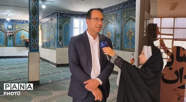 اقامه نخستین نماز جماعت سال تحصیلی جدید در دبیرستان فرهنگیان ناحیه ۴ اصفهان