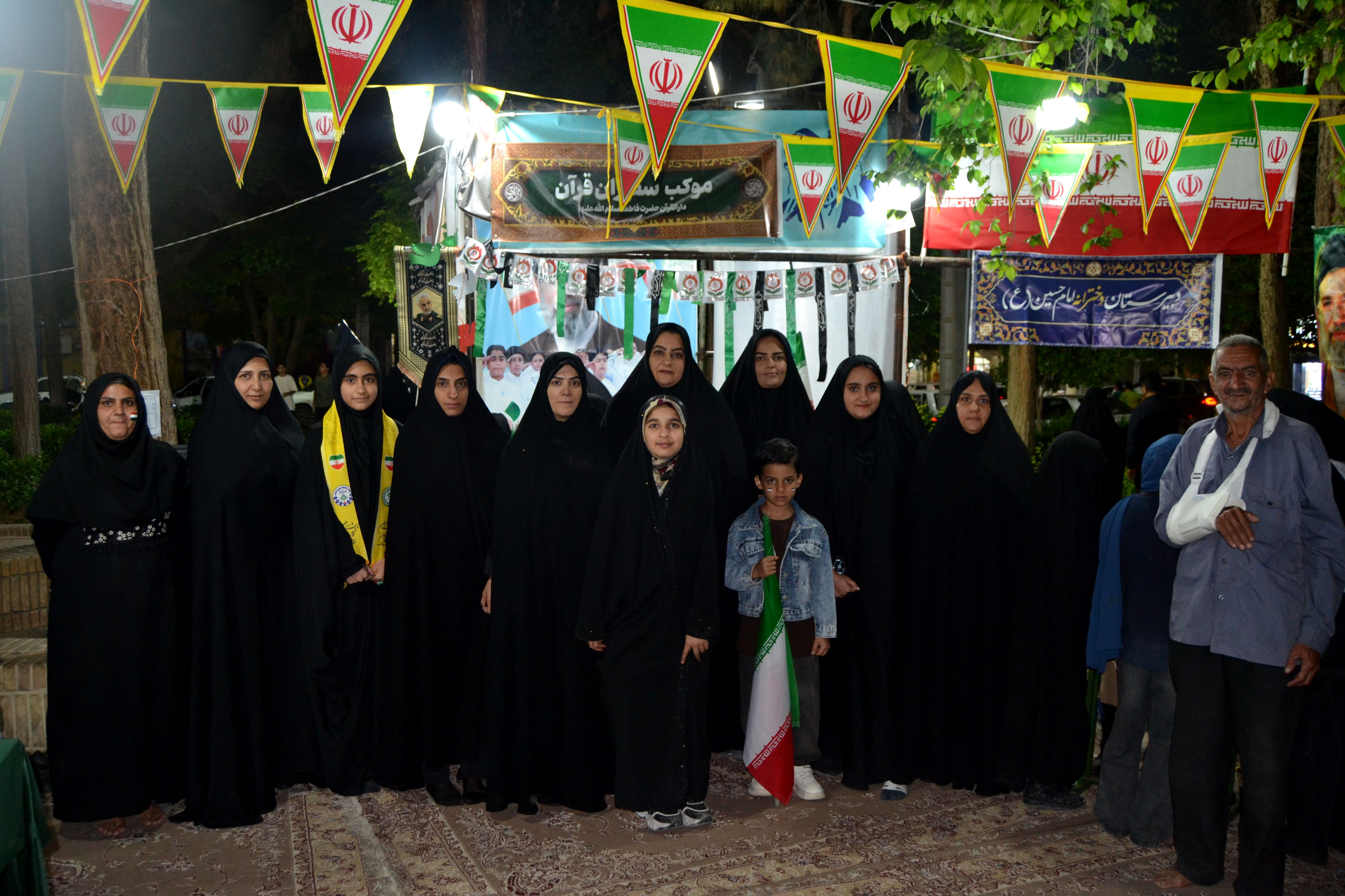 میدان‌داری دانش‌آموزان و دبیران دبیرستان امام حسین (ع) در موکب سفیران قرآن اردکان