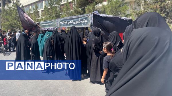 بازآفرینی مسیر عشق؛ جاماندگان اربعین در شبیه‌سازی مواکب نجف تا کربلا گردهم آمدند‌.