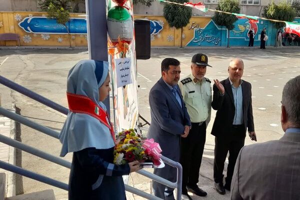 زنگ جشن شکوفه‌ها در مدرسه «آیین روشن» شهریار نواخته شد