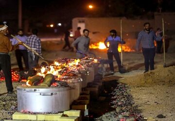 پخت غذای نذری توسط هیئت اباعبدالله الحسین(ع) منطقه شهداد