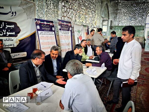 برپایی میز ارتباطات مردمی مسئولان کاشمر در هفته دولت