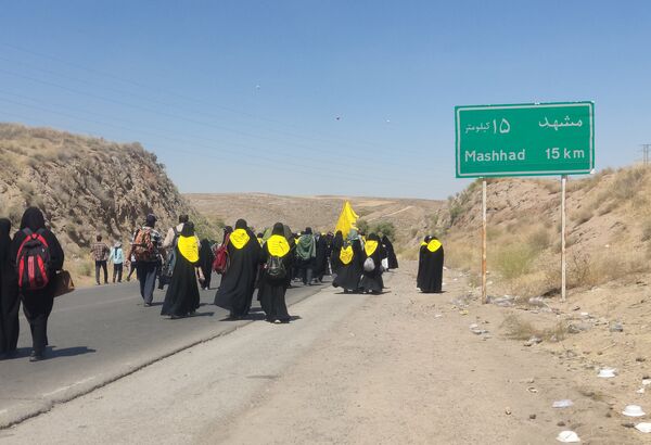 حرکت کاروان پیاده دختران دانش‌آموز نیشابوری به سمت مشهد
