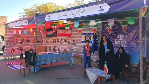برپایی غرفه‌های سازمان دانش‌آموزی خراسان‌جنوبی در راهپیمایی 13 آبان
