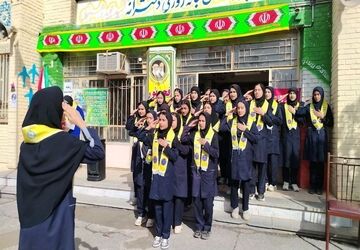اجرای سرود«سلام فرمانده »توسط دانش آموزان پیشتاز آموزشگاه شهید مجید دهنوی