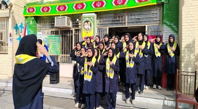 اجرای سرود«سلام فرمانده »توسط دانش آموزان پیشتاز آموزشگاه شهید مجید دهنوی