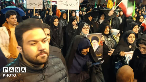 عشق به وطن هوای بارانی و غیره رانمی شناسد، میدان امام خمینی (ره) شهرستان کوهدشت