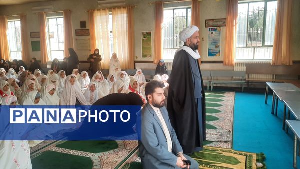 نماز جماعت در دبستان شهید رجبی۲ با حضور مسئولان اداره آموزش و پرورش ناحیه 6