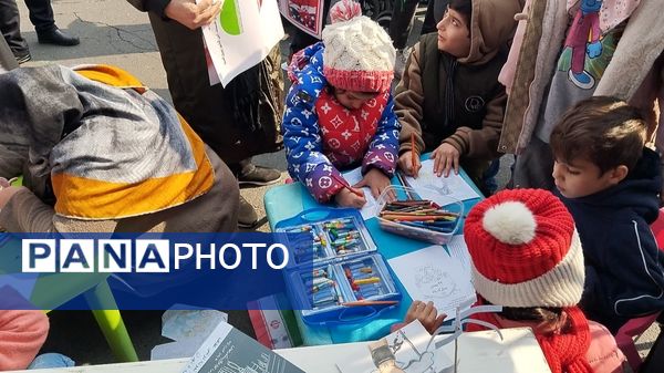 حماسه حضور فرهنگیان و دانش‌آموزان منطقه ۵ در راهپیمایی ۲۲ بهمن