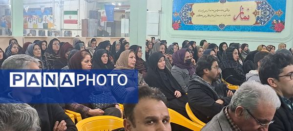 جلسه آموزش خانواده ویژه والدین پایه‌های دهم و یازدهم در دبیرستان شاهد ابوذر غفاری 
