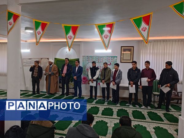 تجلیل از اعضای فعال بسیج دبیرستان نمونه آیت‌الله خامنه‌ای کاشمر