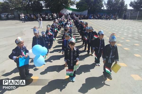جشن شکوفه‌ها در مدرسه ۱۲ بهمن بهارستان دو