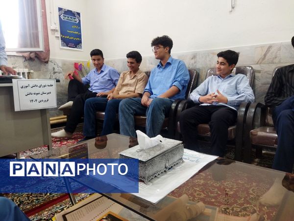 جلسه شورای دانش آموزی در دبیرستان نمونه دانش 