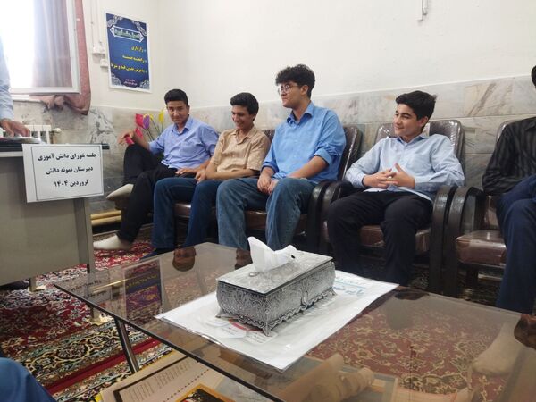 جلسه شورای دانش آموزی در دبیرستان نمونه دانش 