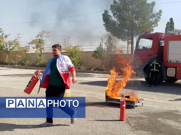 مانور آتش نشانی به مناسبت هفته پدافند غیر عامل در دانشگاه پیام نور کاشمر