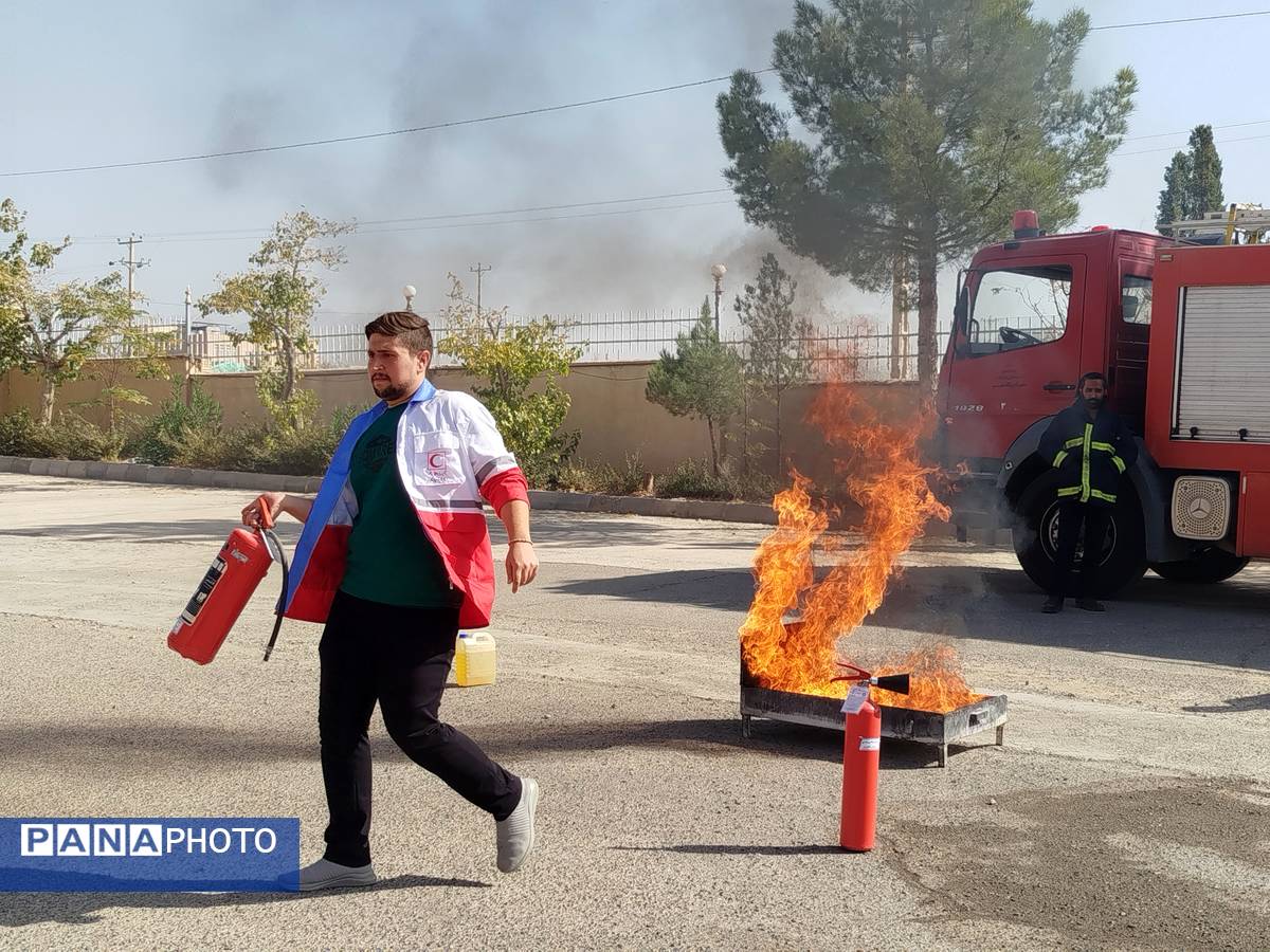 مانور آتش نشانی به مناسبت هفته پدافند غیر عامل در دانشگاه پیام نور کاشمر