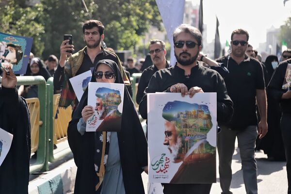 برگزاری مراسم وداع تهرانی‌ها با پیکر ابراهیم رئیسی و همراهانش