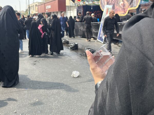 استقبال دلدادگان اباعبدالله الحسین (ع) از پیاده روی جاماندگان اربعین حسینی‌