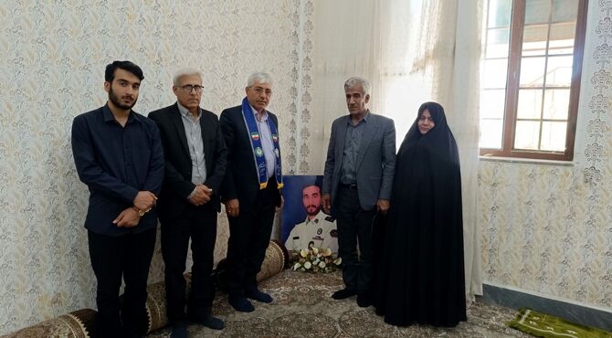 دیدار رئیس سازمان دانش‌آموزی کهگیلویه و بویراحمد با خانواده شهید احمد صدیقی‌ 