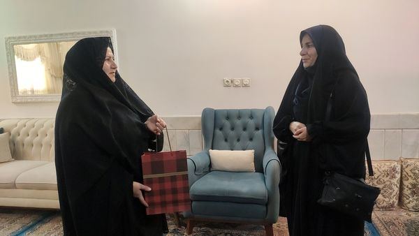 دیدار دانش‌آموزان  دبیرستان۲۲ بهمن با همسر شهید جانباز شیمیایی  شهرضا 