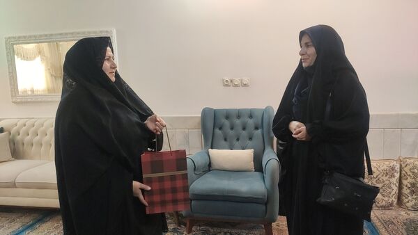 دیدار دانش‌آموزان  دبیرستان۲۲ بهمن با همسر شهید جانباز شیمیایی  شهرضا 