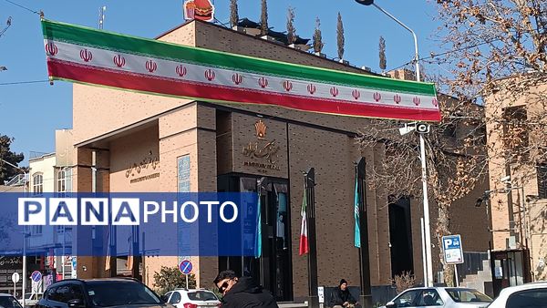 تزئین و فضا آرایی شهر نیشابور به‌مناسبت آغاز دهه فجر 