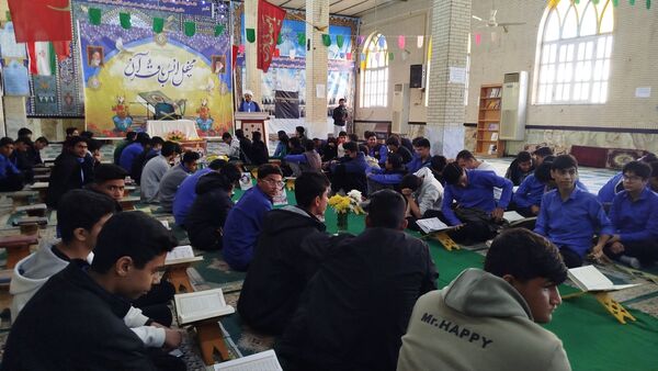 محفل انس قرآن به مناسبت نیمه شعبان و دهه فجر در مسجد جامع حاجی‌آباد 