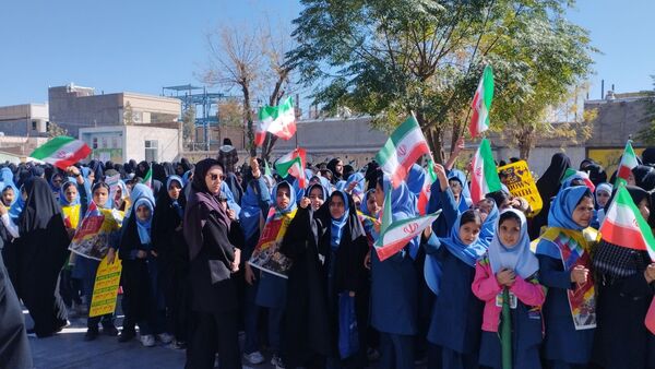 حضور پرشور دانش آموزان در راهپیمایی ۱۳ آبان ماه 