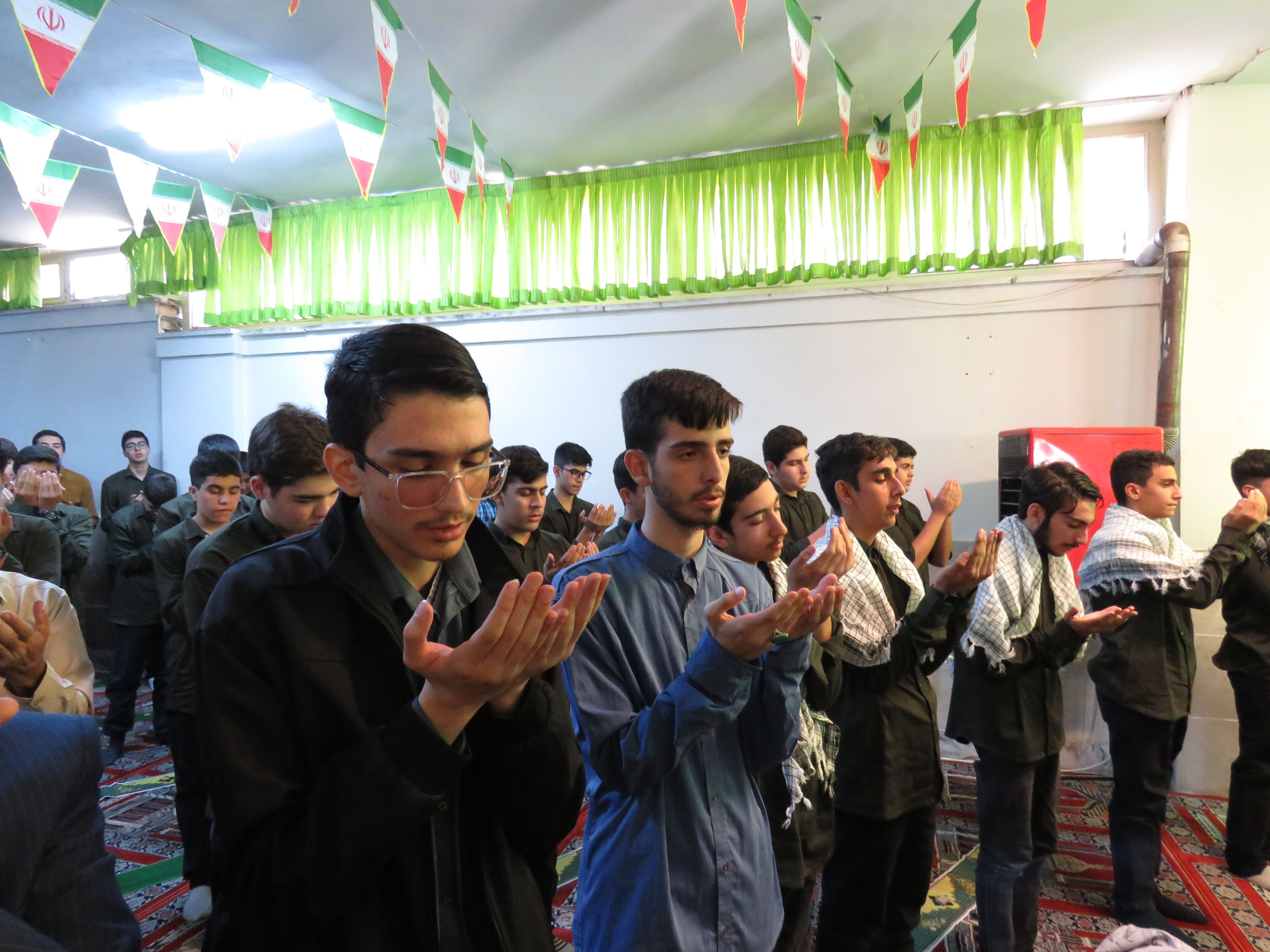 زنگ نماز متمرکز استانی در دبیرستان شهید پناهی ناحیه 3 کرج  نواخته شد