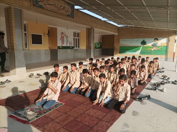 برگزاری نماز جماعت ظهر و عصر در مدرسه شهید حججی سیریک 