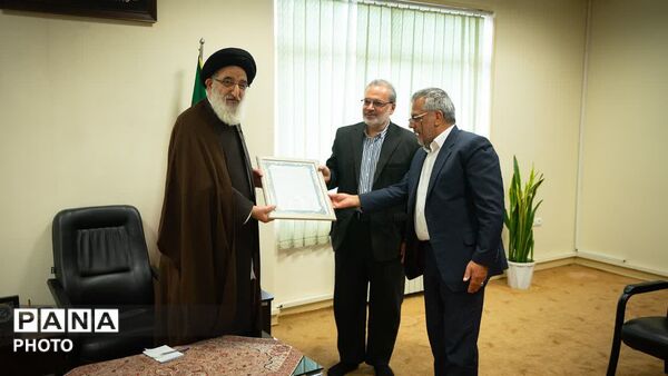 بیعت  اعضای شورای دانشگاه آزاد اسلامی استان البرز با سومین رهبر انقلاب اسلامی
