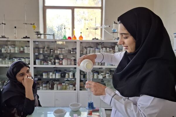 دانش‌آموزان دبیرستان ساره در پژوهشسرای فرهنگ مهارت‌های علمی را تجربه کردند