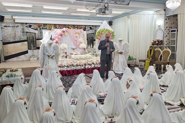 حضور دختران دبستان حکمت نبوی ناحیه دو شهرری در مراسم جشن عبادت