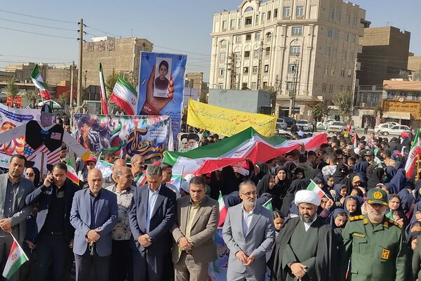 حضور پرشور دانش‌آموزان در راهپیمایی ۱۳آبان منطقه کهریزک 