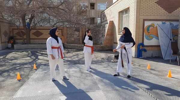 اولین نمایشگاه ماها در دبیرستان فرزانگان ۲ دوره دوم ناحیه ۷ مشهد