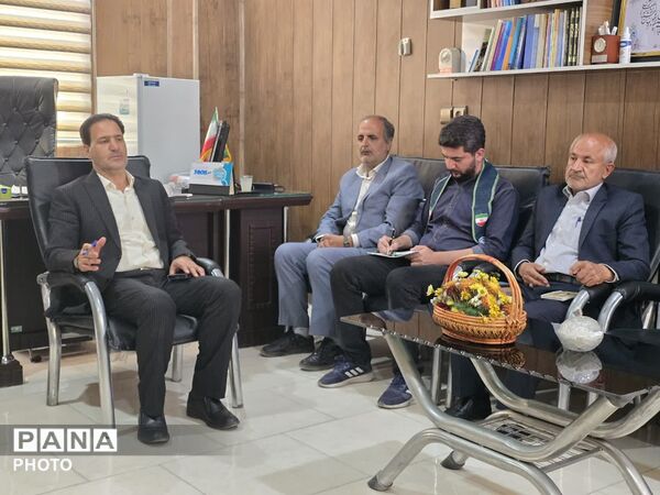 نشست خبری خبرنگاران پانا با مدیر و معاونان آموزش و پرورش بهاباد