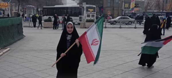 حضور پرشور دانش آموزان دبستان تربیت در راهپیمایی ۲۲ بهمن