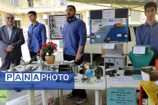 نمایشگاه آثار هنری هنرستان‌ها به‌مناسبت هفته مشاغل 