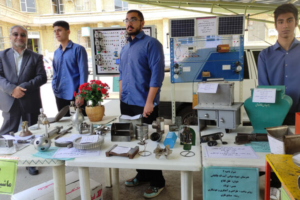 نمایشگاه آثار هنری هنرستان‌ها به‌مناسبت هفته مشاغل 