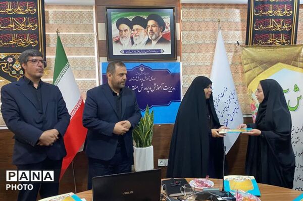 تقدیر از تلاشگران آموزش ابتدایی منطقه ۱۴ شهر تهران