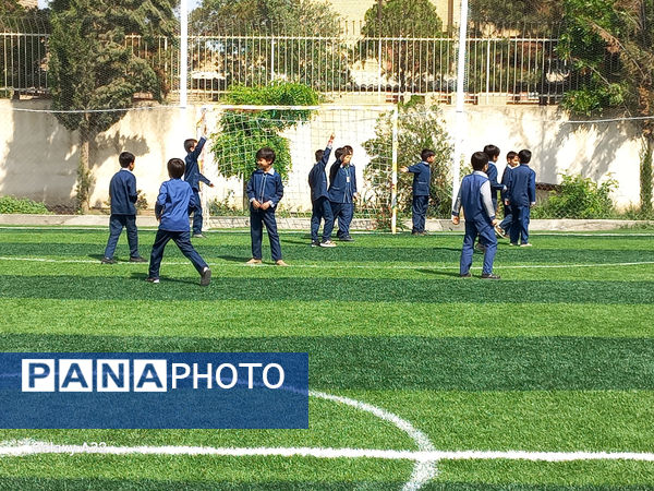 آیین افتتاح زمین چمن مدرسه بهار نور معرفت در قم