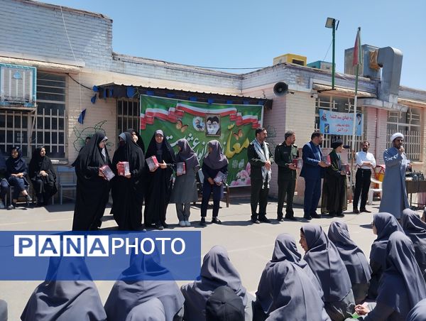 تجلیل از معلمان نمونه در مدرسه تقوا مشهد