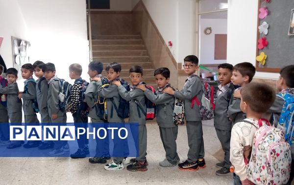 برگزاری جشن شکوفه ها در دبستان حاج تقی احدیان ناحیه ۶ مشهد